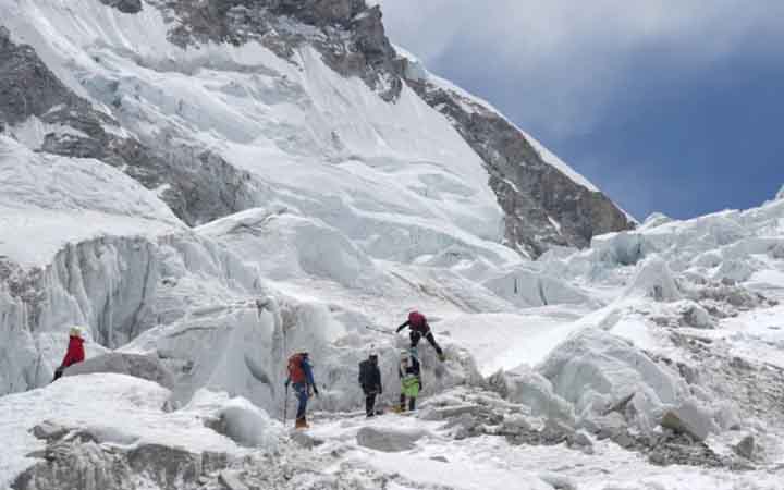 ১০০ ফুট হিমবাহে ‘বন্ধ হয়ে গেল’ এভারেস্টে উঠার পথ