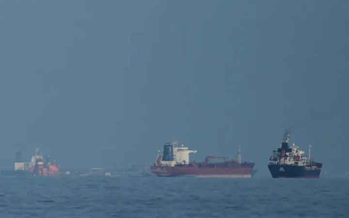 হরমুজ প্রণালিতে উত্তেজনা : তেলের দাম ১০৬ ডলারের ওপরে