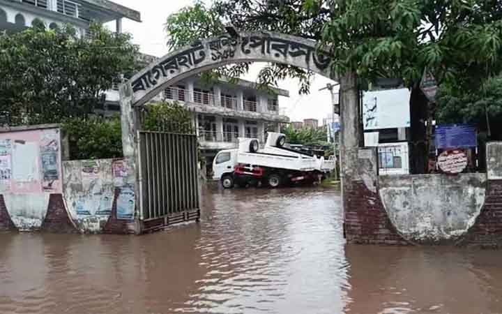 বাগেরহাটে টানাবৃষ্টিতে জলাবদ্ধতা, ভোগান্তিতে জনজীবন