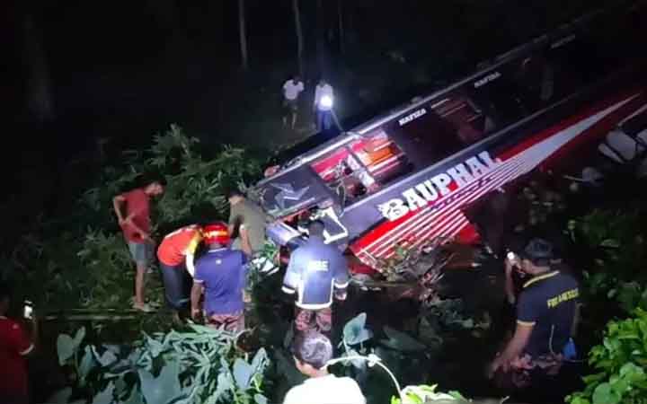 পটুয়াখালীতে নিয়ন্ত্রণ হারিয়ে যাত্রীবাহী বাস খাদে, নিহত ১