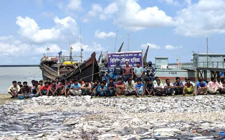 মেঘনায় নিষেধাজ্ঞা ভেঙে মাছ শিকার, হাতিয়ায় আটক ৪৫ জেলে