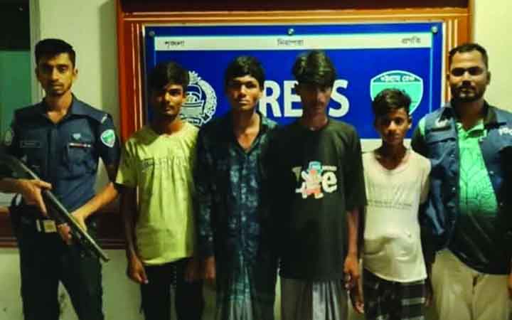 সাতকানিয়ায় দুই স্কুলছাত্রীকে সংঘবদ্ধ ধর্ষণ, গ্রেপ্তার ৪