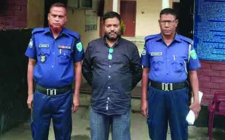হজে পাঠানো ও চাকরি দেওয়ার ফাঁদ : রংপুরে প্রভাষক বাবু গ্রেপ্তার