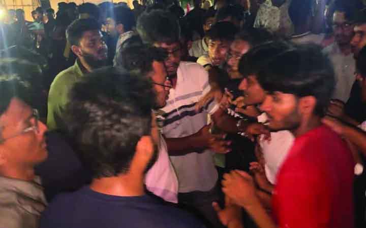 ইবিতে বাসে সিনিয়র-জুনিয়রের বাগবিতণ্ডা থেকে সংঘর্ষ, আহত ৬