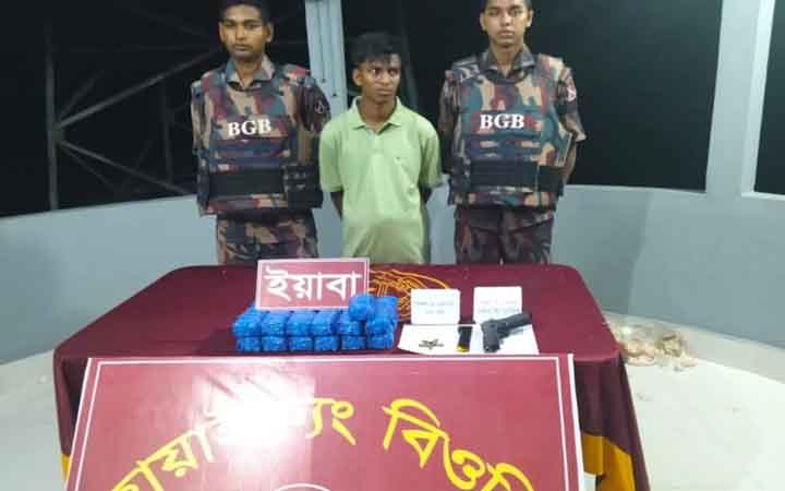 টেকনাফে ৫০ হাজার ইয়াবা-অস্ত্রসহ আটক ১