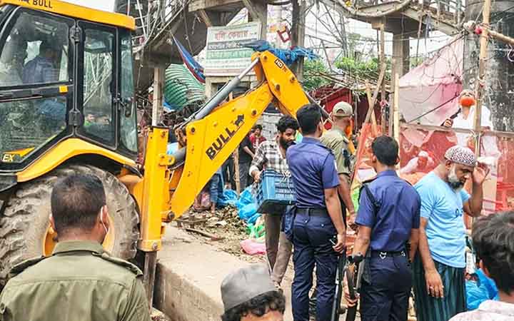 ঢাকা-চট্টগ্রাম মহাসড়কে সওজের উচ্ছেদ, হকারদের ২৪ ঘণ্টার আল্টিমেটাম