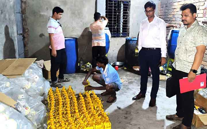 নকল মোড়কে সয়াবিন তেল, ব্যবসায়ীকে ৫০ হাজার টাকা জরিমানা