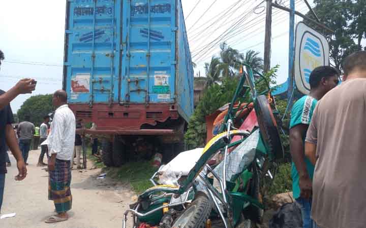 কাভার্ড ভ্যান-বাইক-ইজিবাইকের ত্রিমুখী সংঘর্ষে নিহত বেড়ে ৪