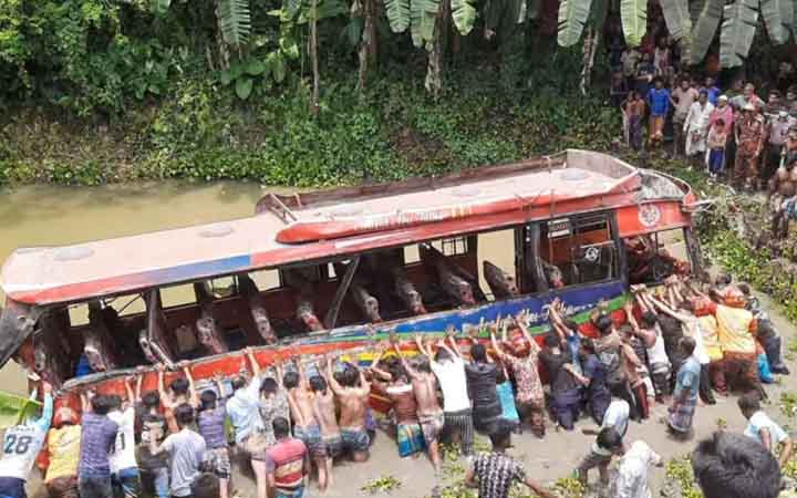 কুষ্টিয়ায় বাস-ট্রাক সংঘর্ষে নিহত বেড়ে ৫