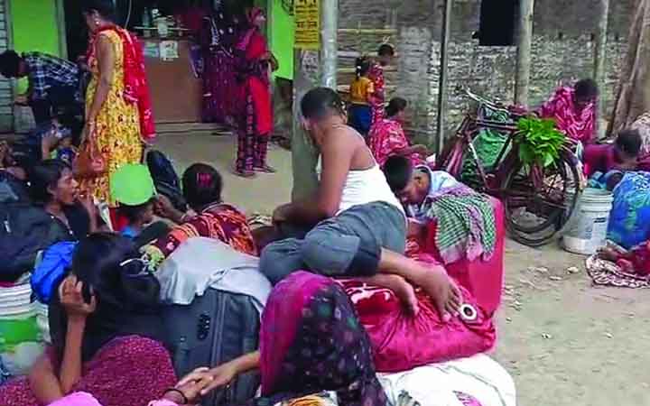 বাংলাদেশে ঢুকতে ভারত সীমান্তে হঠাৎ শতাধিক মানুষের ভিড়