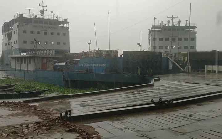 বৈরী আবহাওয়ায় পাটুরিয়া-দৌলতদিয়া নৌরুটে ফেরি-লঞ্চ চলাচল বন্ধ