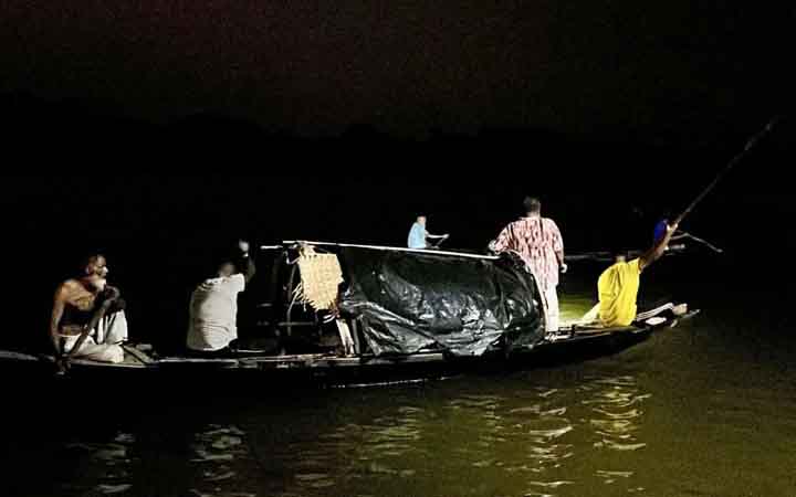 বাগেরহাটে মাজার দিঘির কুমির টেনে নিয়ে গেছে ৭ বছরের শিশুকে