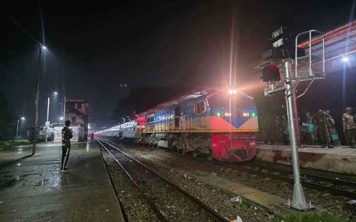 ৬ ঘণ্টা পর ঢাকার সঙ্গে চট্টগ্রাম-সিলেটের ট্রেন চলাচল স্বাভাবিক