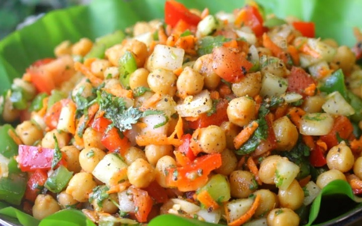 ওজন কমাতে দারুণ উপকারী ছোলার প্রোটিন সালাদ