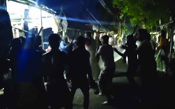 চোর আটককে কেন্দ্র করে কোটালীপাড়ায় সংঘর্ষ ও ভাঙচুর, আহত ২০