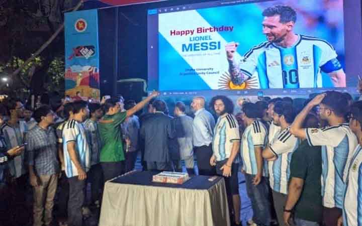 ঢাবিতে আর্জেন্টাইন রাষ্ট্রদূতকে নিয়ে মেসির জন্মদিন উদযাপন