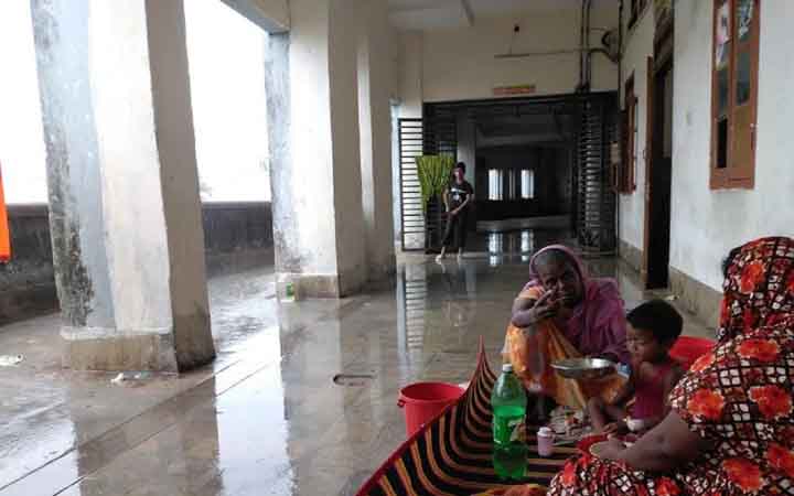 বরিশালে টিকা নিয়েও কমছে না হাম, শয্যা সংকটে বারান্দায় চলছে চিকিৎসা