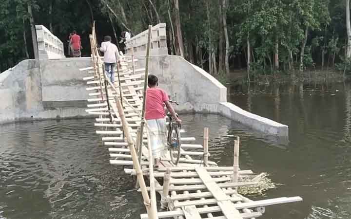 কোটি টাকার সেতুতে উঠতে ভরসা বাঁশের সাঁকো, বেড়েছে দুর্ভোগ