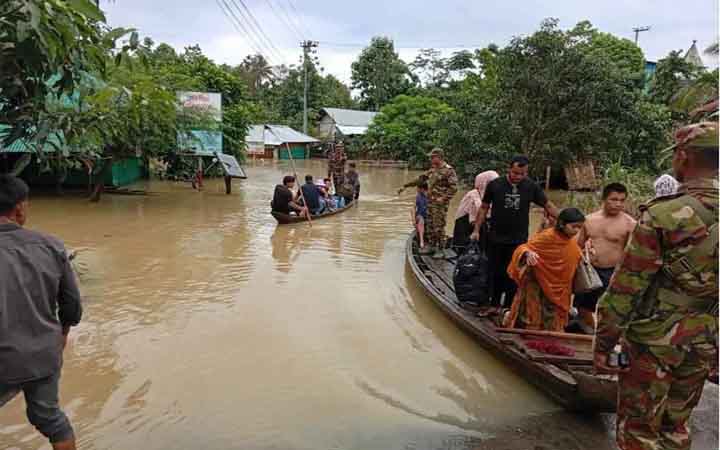 চট্টগ্রামে সেনাবাহিনীর উদ্ধার ও ত্রাণ সহায়তা অব্যাহত