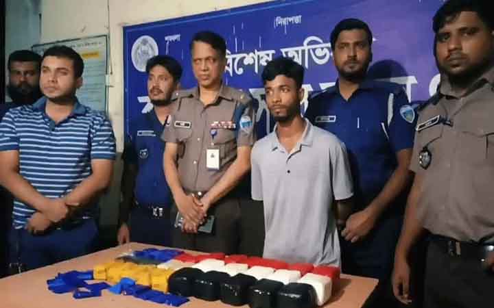 ঢাকাগামী বাসের গোপন চেম্বার থেকে উদ্ধার ৯২ হাজার ইয়াবা