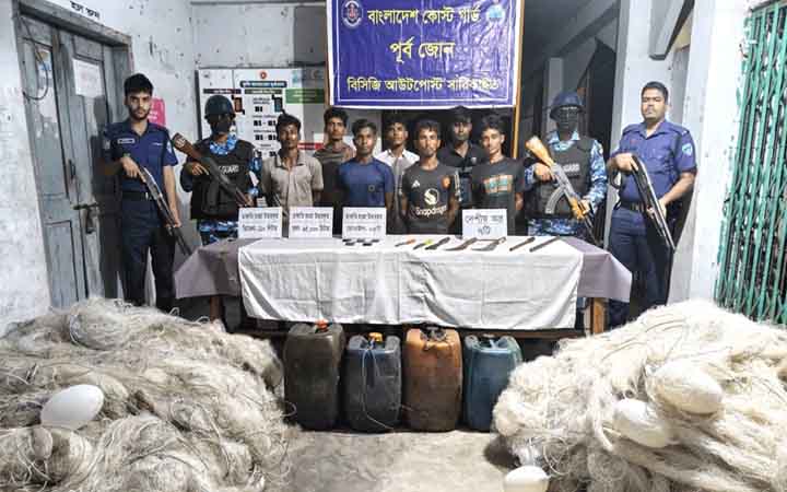 সন্দ্বীপে দেশীয় অস্ত্রসহ ৭ জলদস্যু আটক