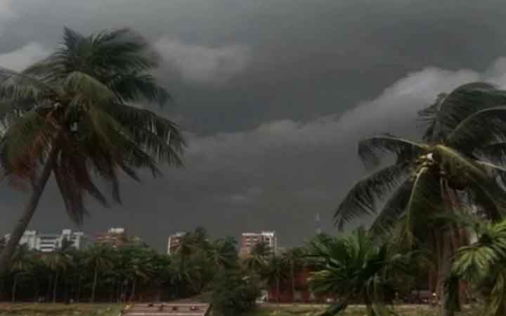 সকালের মধ্যে ১০ জেলায় ঝড়-বৃষ্টির আভাস, নদীবন্দরে সতর্কসংকেত