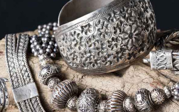 রুপার গয়নার কালচে ভাব দূর করবেন যেভাবে