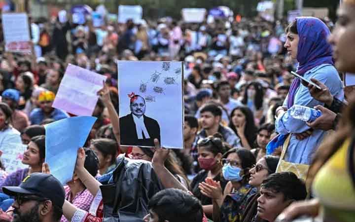 যেভাবে কার্টুন ও বিদ্রূপেই চুরমার মোদির এক দশকের ক্ষমতার দাপট!