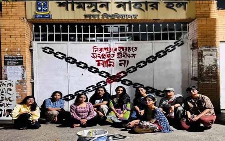 ‘সান্ধ্য আইন’ বাতিলের দাবিতে ঢাবির ছাত্রী হলের ফটকে গ্রাফিতি
