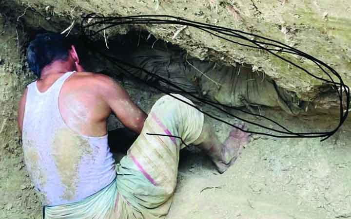 স্ত্রীর কবর খননের সময় মিলল ২৪ বছর আগে দাফন করা স্বামীর অক্ষত মরদেহ