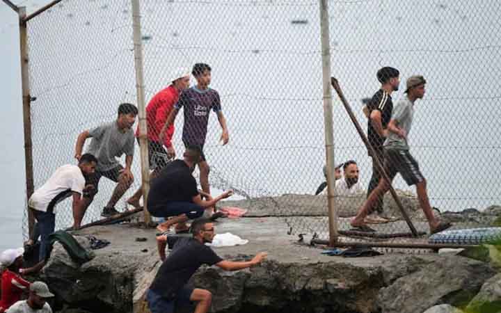 স্প্যানিশ সীমান্তে মৃত্যু ছাড়াল ৮৩, সৈকতে আটকা হাজারো অভিবাসীর মানবেতর দিনযাপন