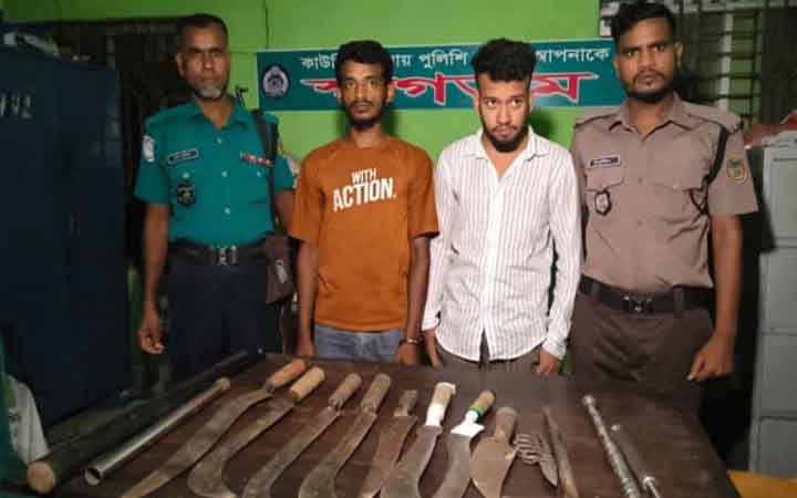 বরিশালে দেশীয় অস্ত্রসহ কিশোর গ্যাংয়ের ২ সদস্য আটক