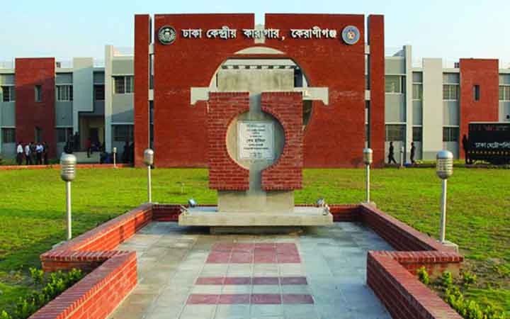 বন্দিদের সুবিধা দেওয়ার কথা বলে স্বজনদের পকেট কাটছে কারারক্ষীরা