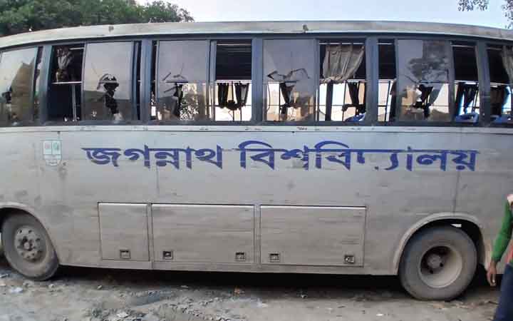মানিকগঞ্জে জবির বাসে হামলা-ভাঙচুর, আহত ৫