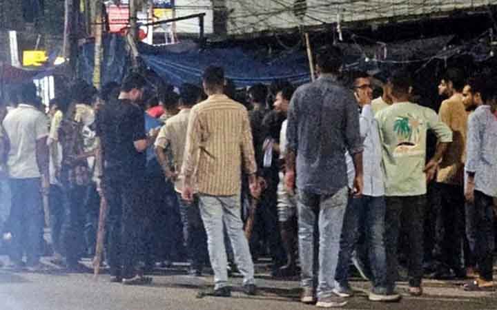 নিউমার্কেটে ফুটপাতে দোকান বসানো নিয়ে সংঘর্ষ, আহত ১৪
