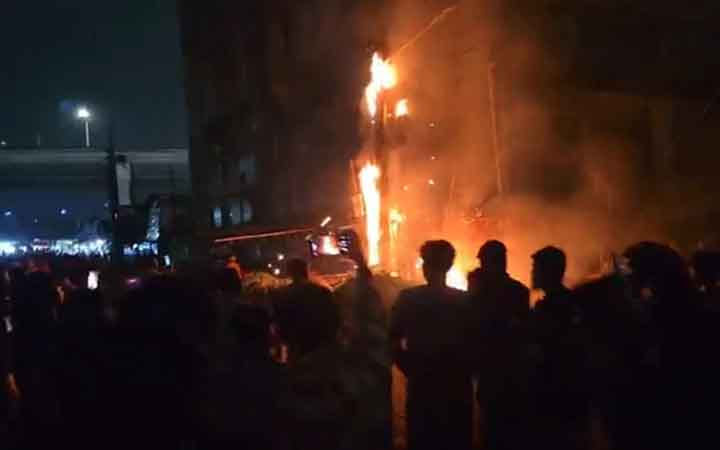 কারওয়ান বাজারে বৈদ্যুতিক খুঁটিতে আগুন