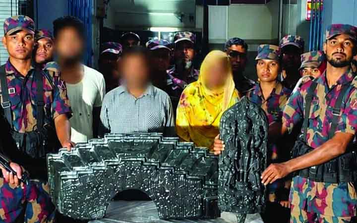 গাইবান্ধায় কোটি টাকা মূল্যের কষ্টিপাথরের দুটি মূর্তি উদ্ধার, গ্রেপ্তার ৩