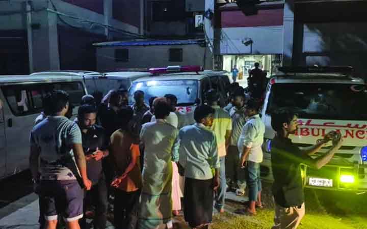 কক্সবাজার চাঁদের গাড়ি উল্টে নিহত ১, আহত ১৩ পর্যটক