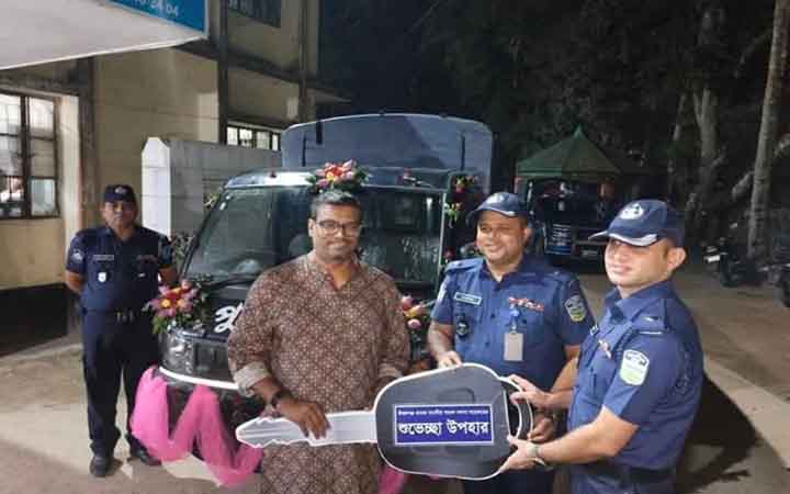 ঈশ্বরগঞ্জ থানা পুলিশকে টহল গাড়ি উপহার দিলেন এমপি মাজেদ বাবু