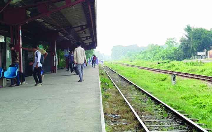 ২৪ ঘণ্টায় স্টেশনে যাত্রীর ১৪ মিনিট, বাকি সময় কিশোর গ্যাংয়ের দখলে