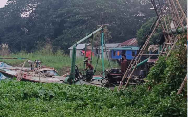 টঙ্গীবাড়ীতে অবৈধ ড্রেজার ও পাইপলাইন ধ্বংস করল ভ্রাম্যমাণ আদালত