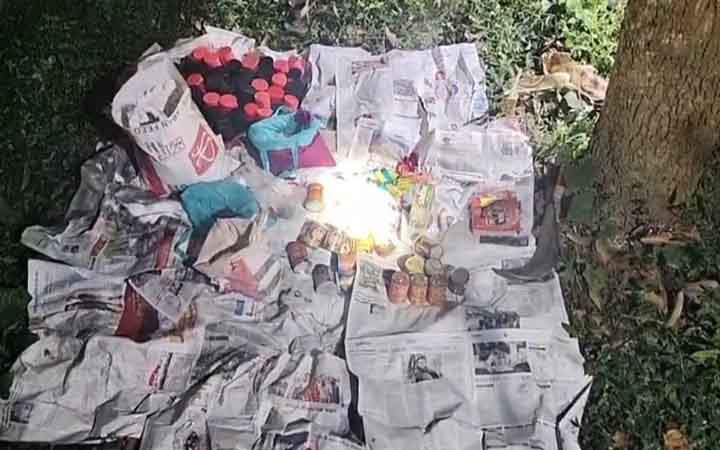 চাঁপাইনবাবগঞ্জে আমবাগান থেকে ৯২ ককটেল উদ্ধার