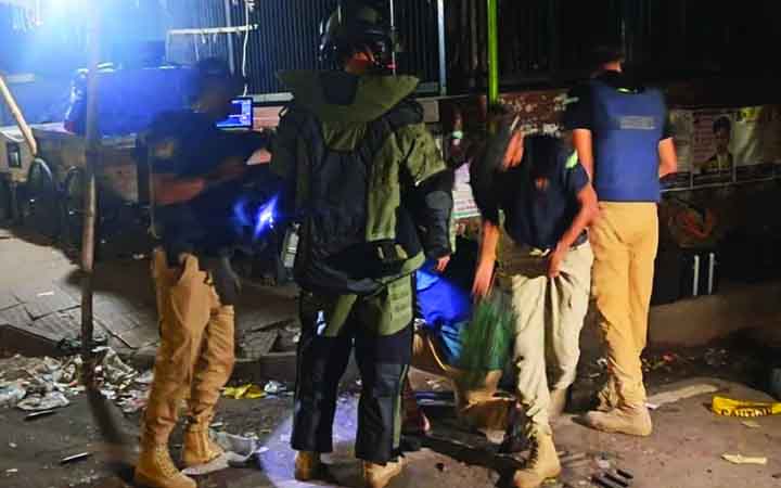 গুলিস্তানে বোমা আতঙ্ক, রহস্যময় বস্তুতে মিলল পুরোনো কাপড় ও পচা ফল