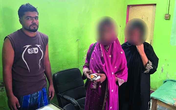 ক্রেতা সেজে সিংগাইরে স্বর্ণের দোকানে চুরি, দুই নারীসহ গ্রেপ্তার ৩