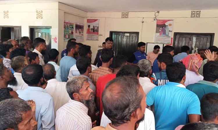 হাতীবান্ধায় সারের দাবিতে মহাসড়ক অবরোধ