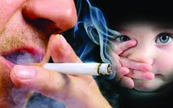 ক্ষতি হতে পারে ধূমপায়ীদের সংস্পর্শে থাকলে
