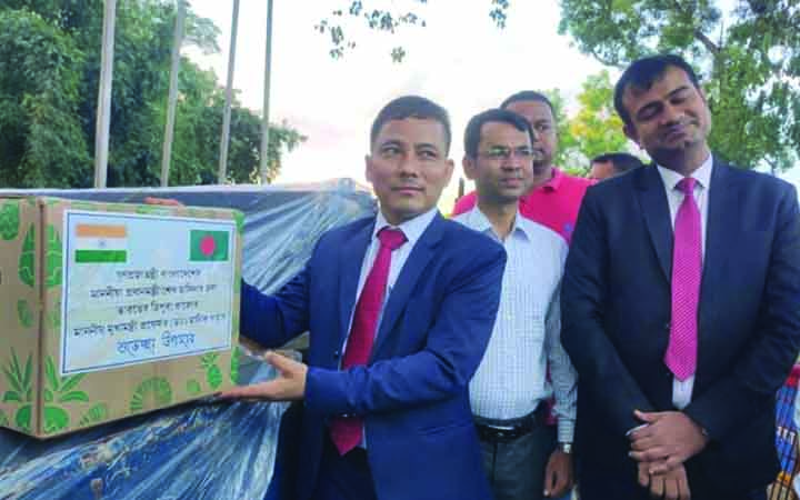 প্রধানমন্ত্রীকে ‘আনারস’ উপহার পাঠালেন ত্রিপুরার মুখ্যমন্ত্রী