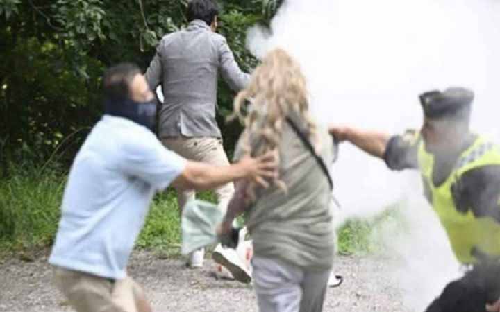 এবার সুইডেনে জ্বলন্ত কোরআন নেভাতে গিয়ে আটক হলেন নারী