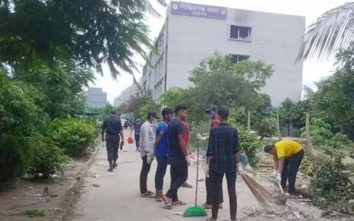 শিক্ষার্থীরা সিদ্ধিরগঞ্জ থানা পরিষ্কার করল