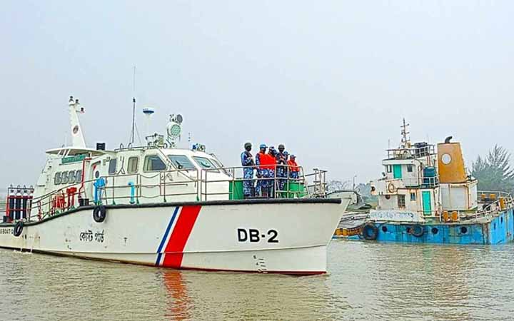 খুলনায় সিমেন্ট তৈরির কাঁচামাল নিয়ে ডুবল জাহাজ
